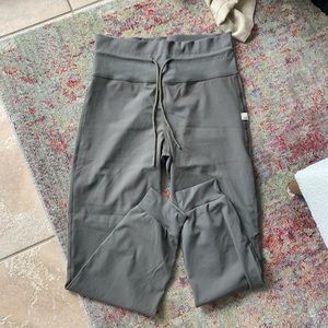 Vuori Green Daily Legging (NWT)!!